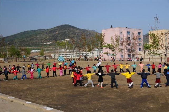 走进朝鲜幼儿园:娱乐设施很有趣,小朋友多才多艺