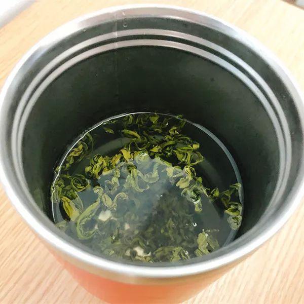 像央视曝光的实验一样,在保温杯中泡上浓茶,放置72小时,再打开查看