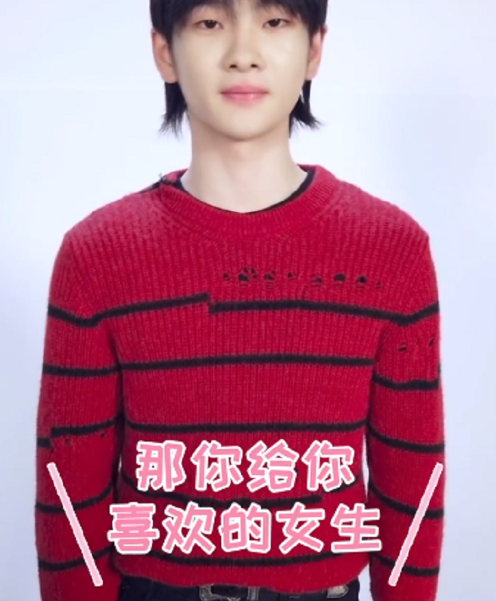 周震南在节目拨打心动女生电话,还没接通,现场就响起了电话声