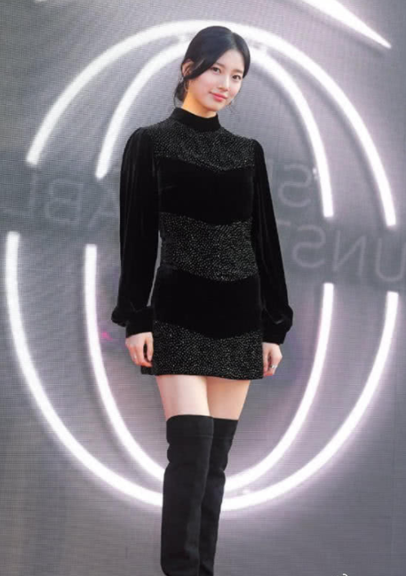 不过最近的及膝长靴似乎也是受到了各国女神们的喜爱,最近的杨幂也穿