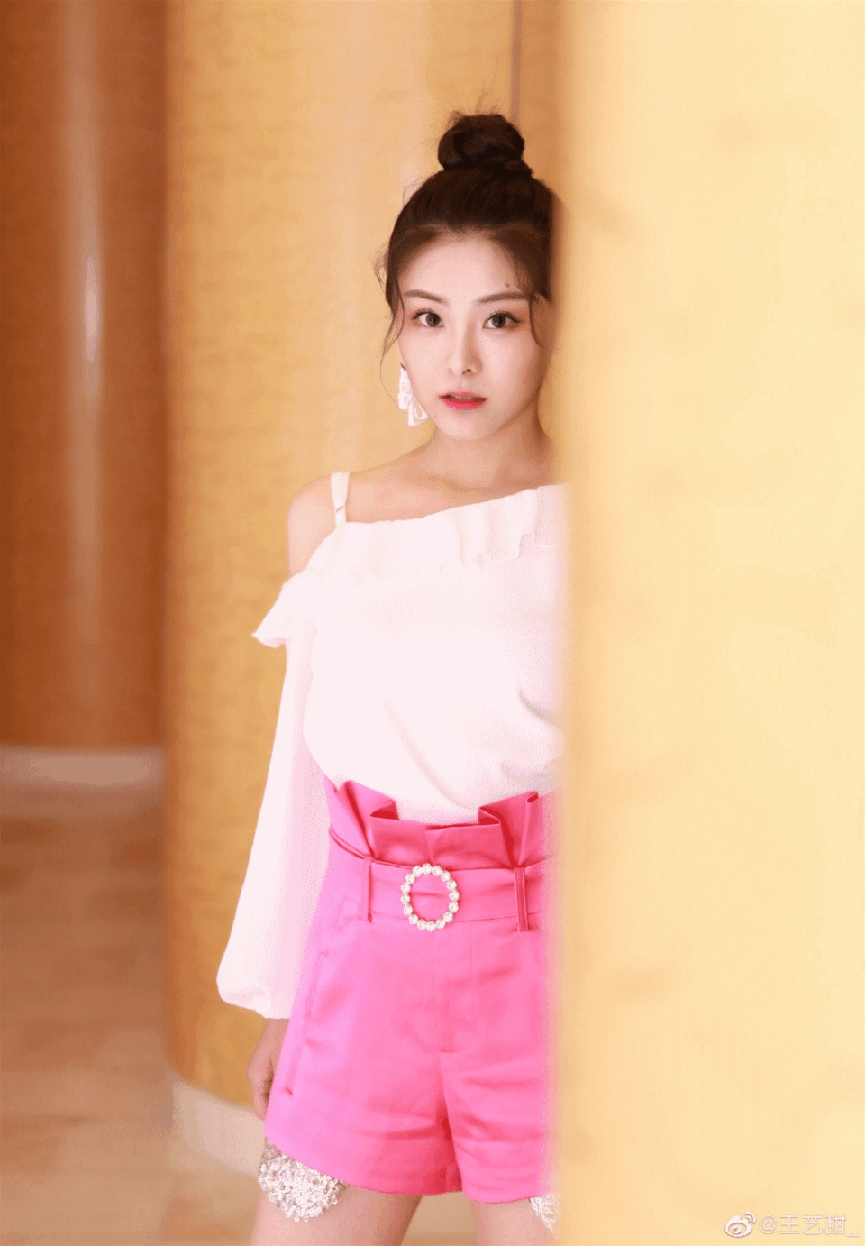 还记得严莉莉的好闺蜜林小君吗?如今穿3cm短裤,美到心脏砰砰跳