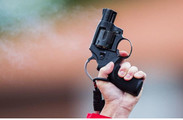 朝天90度开枪会发生什么伊拉克军队亲身示范结果喜事变白事