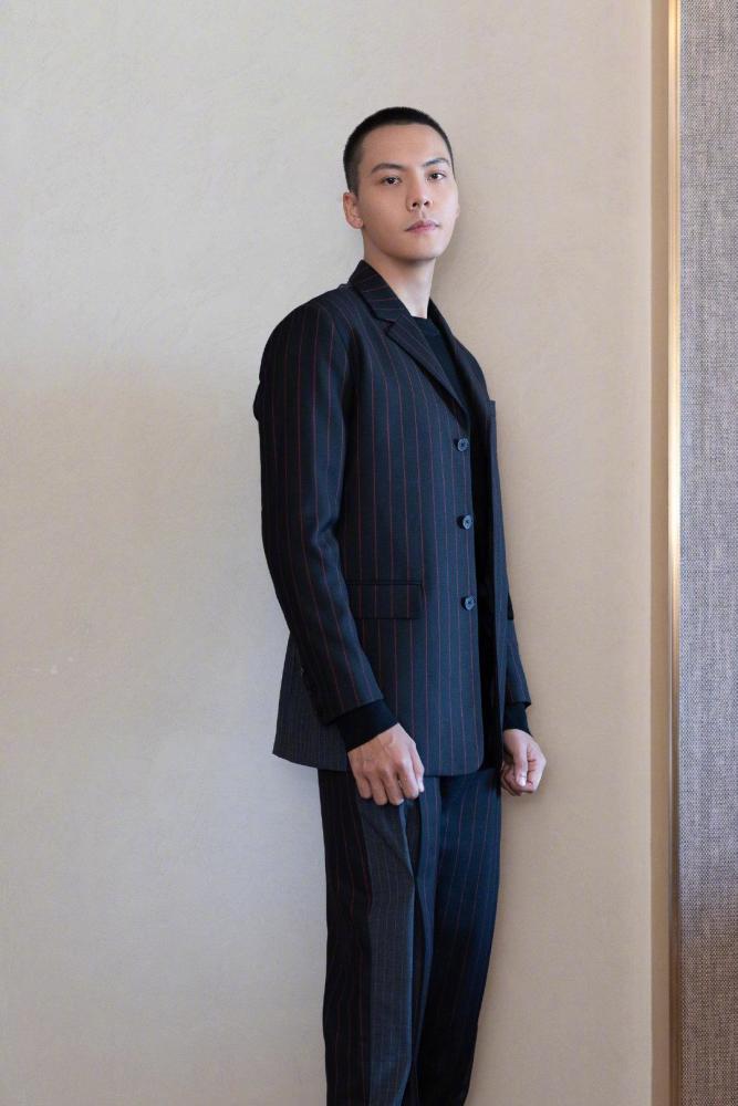 陈伟霆晒庆生照,定居北京心情大好,剪寸头穿潮服又酷又a_腾讯新闻