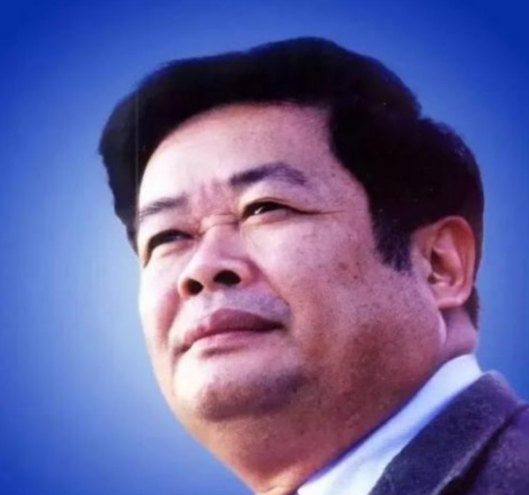 清华学生质问曹德旺:你为何还不交权?他的回答让高学历显得很尴尬