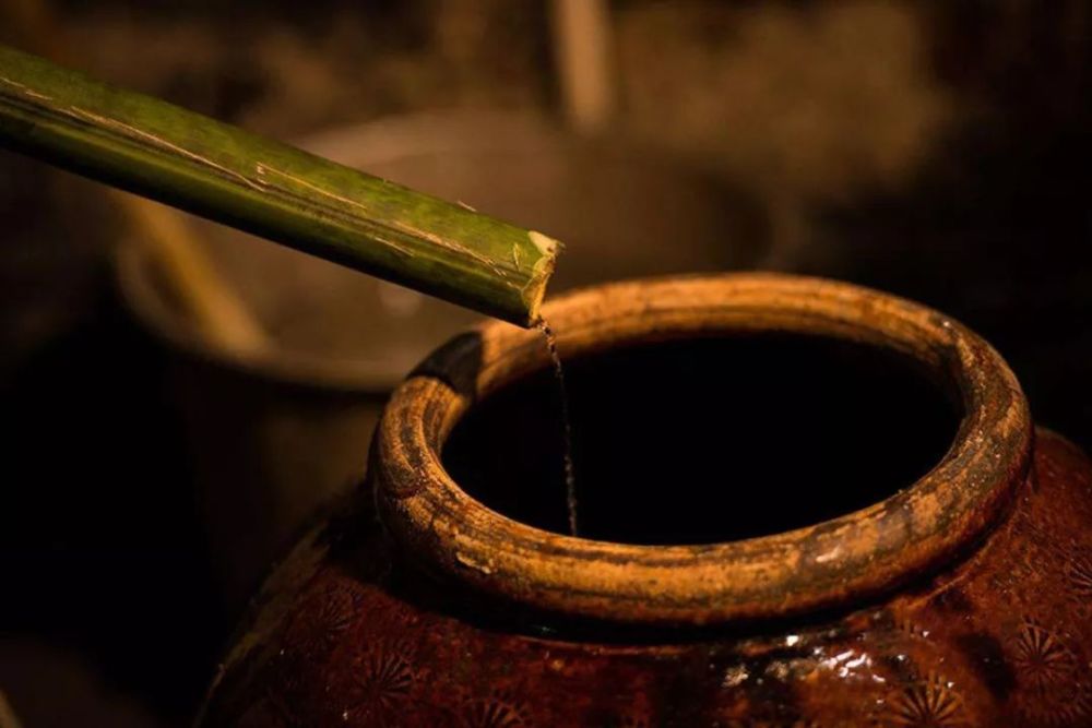 平湖一带农历十月上旬酿酒储存,称为"十月白",也有用白面做酒曲,用