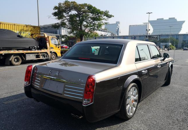 又一款"有钱买不到"的红旗车亮相广州,葵花轮毂,原厂带旗杆