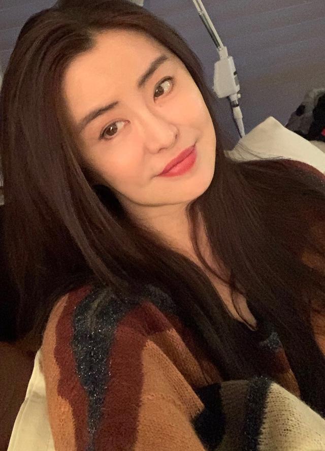 52岁王祖贤晒最新近照,不老女神状态良好,浓眉大眼气色依旧