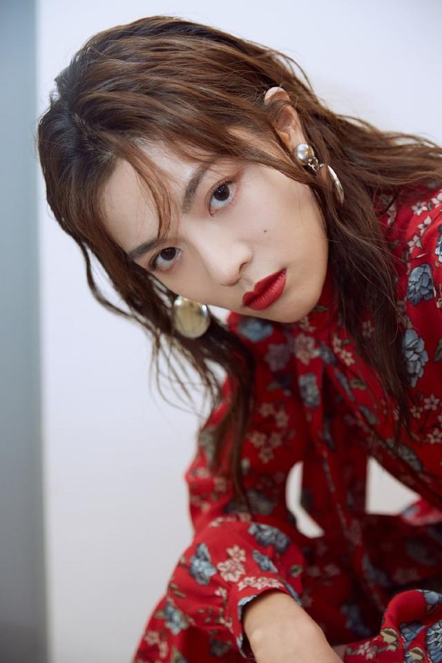 钟楚曦一袭红色碎花连衣裙,美得不可一世