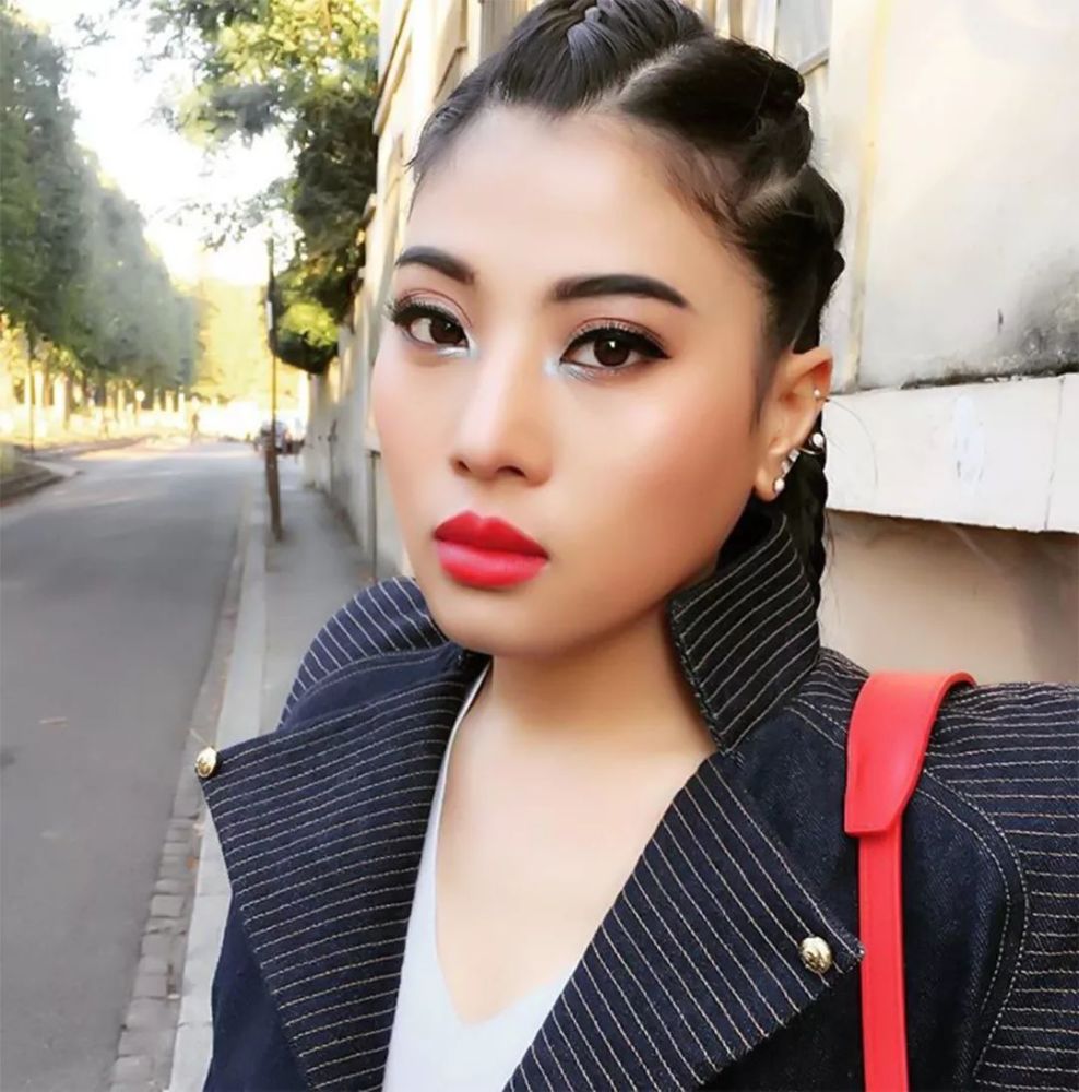 诗尼娜是位大嘴美女,涂上红唇的样子好撩人,难怪玛哈对她下手轻