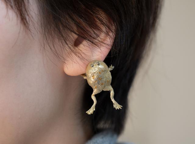 日本人又推出奇葩耳坠,青蛙变癞蛤蟆了