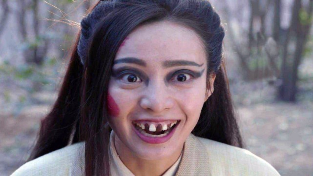 不过钟无艳虽有才,却天生长得一副丑相:小眼睛,大额头,驼背粗颈,黄发