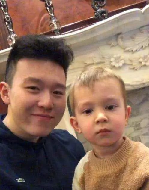 英达两个儿子近照差距大巴图颇有父亲当年风范英如镝越长越帅