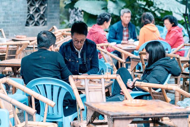 成都过半的年轻人会在公园喝茶 但他们却说这不是养生 腾讯新闻