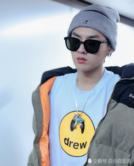 吴亦凡首次挑战"锅盖头",造型过于合适,像极了日系漫画中走出的少年