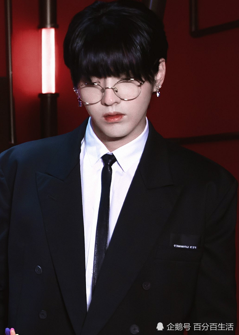 吴亦凡首次挑战"锅盖头",造型过于合适,像极了日系漫画中走出的少年