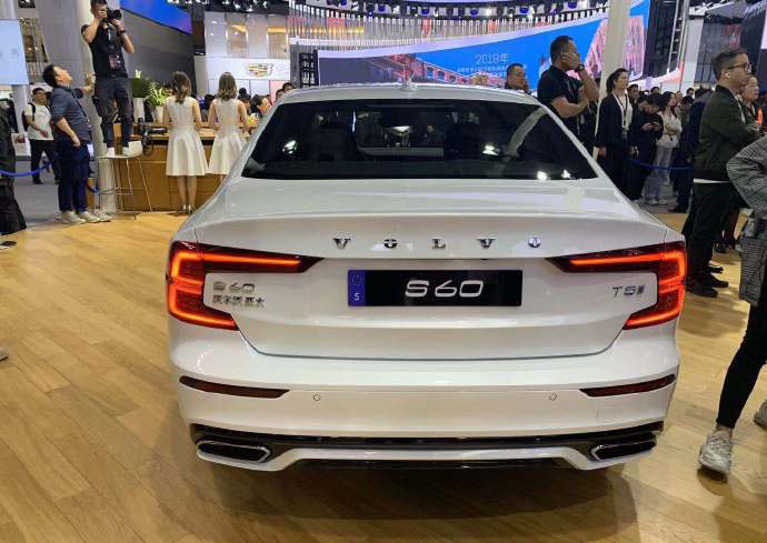全新沃尔沃xc60全新沃尔沃s60亮相广州车展预售价28738万