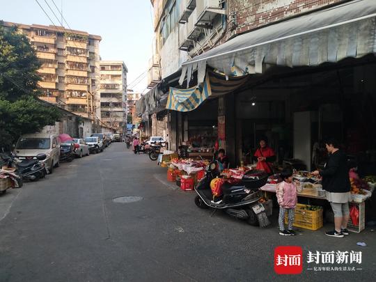 城丰村菜市,很多村民说在此见过"梅姨"