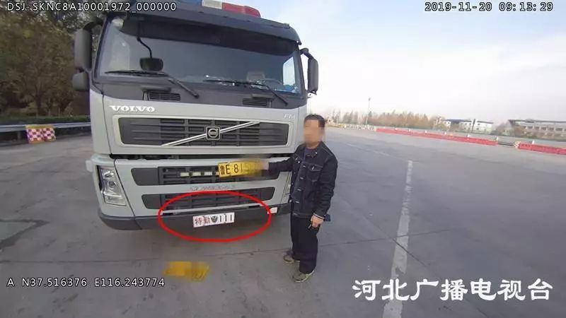 指车辆在执行某运输任务时统一悬挂特定标志,并统一摆放押运证的车辆