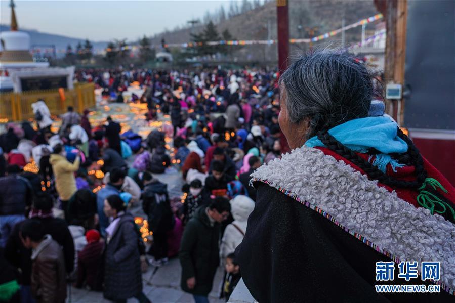 众多僧众在塔尔寺燃起上千盏酥油灯纪念宗喀巴大师,祈愿家人吉祥安康.