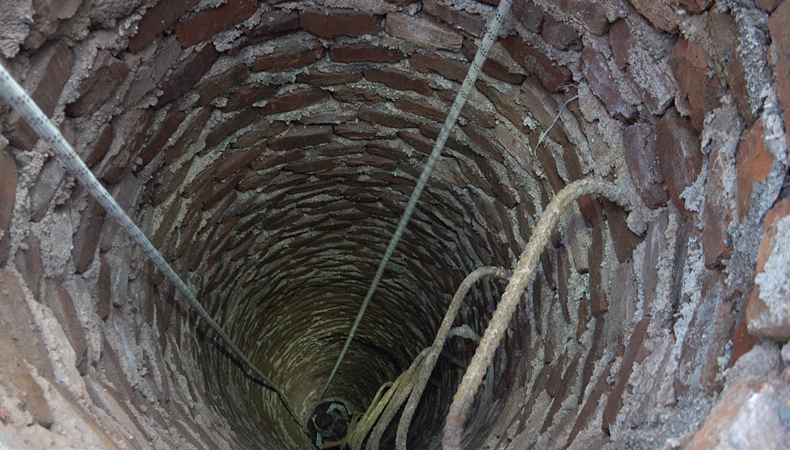 男孩掉进6米深污水井被冲离200米 挖掘机师傅下井爬行救下孩子