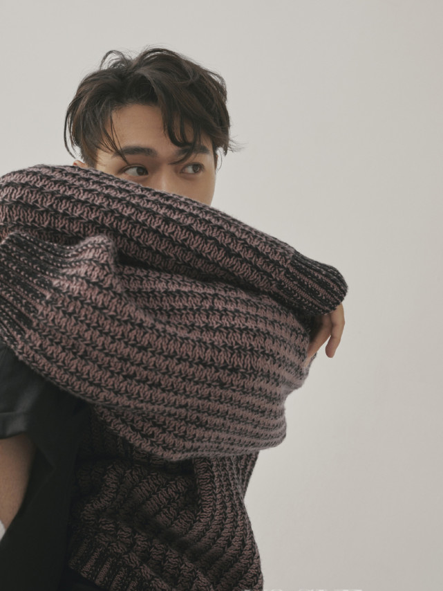 许凯的短发造型看上去凌乱不失精致,高级感十足!