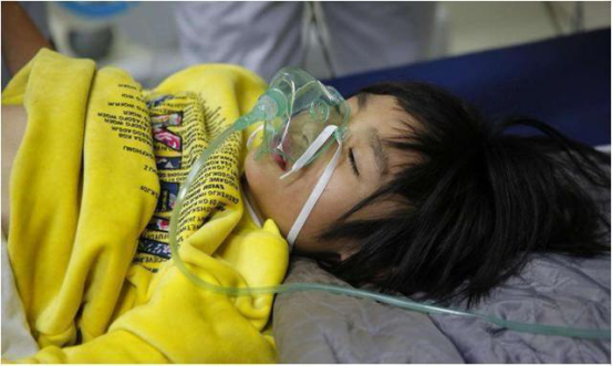 初中女生课堂上趴下,嘴唇发黑猝死,监控显示同学无一人关心