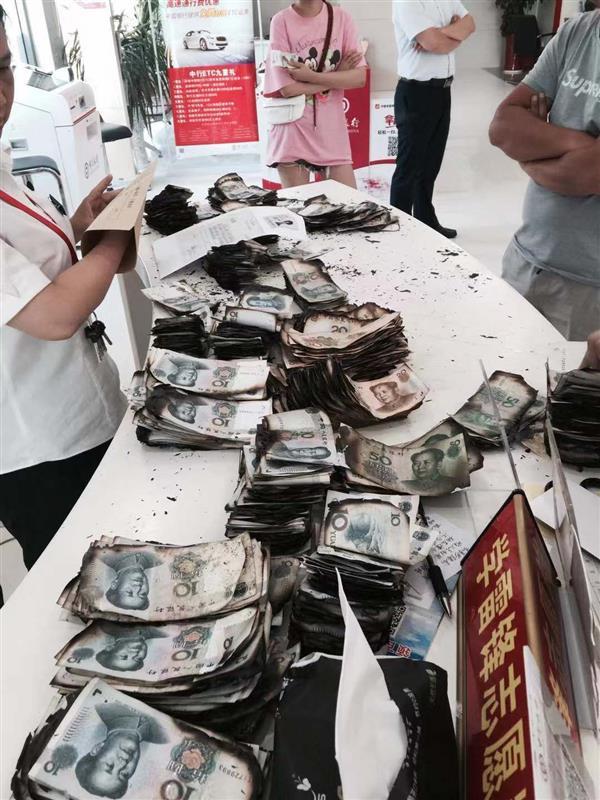 经过4小时清点鉴别,中行员工为客户兑换万元"火烧币"