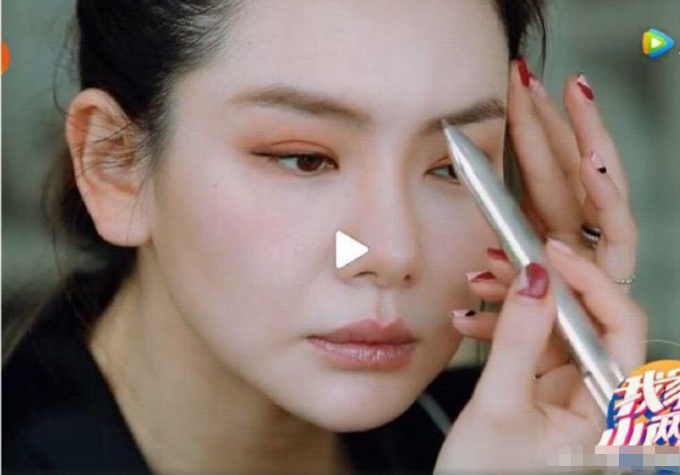 戚薇有多豪放?双眼皮"刀疤"还不算啥,被素颜"猪油脸"给吓到