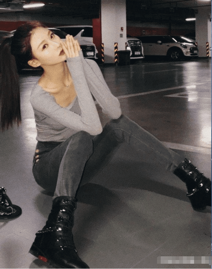 温婉又去停车场拍照了这次更夸张网友想在你锁骨里游泳