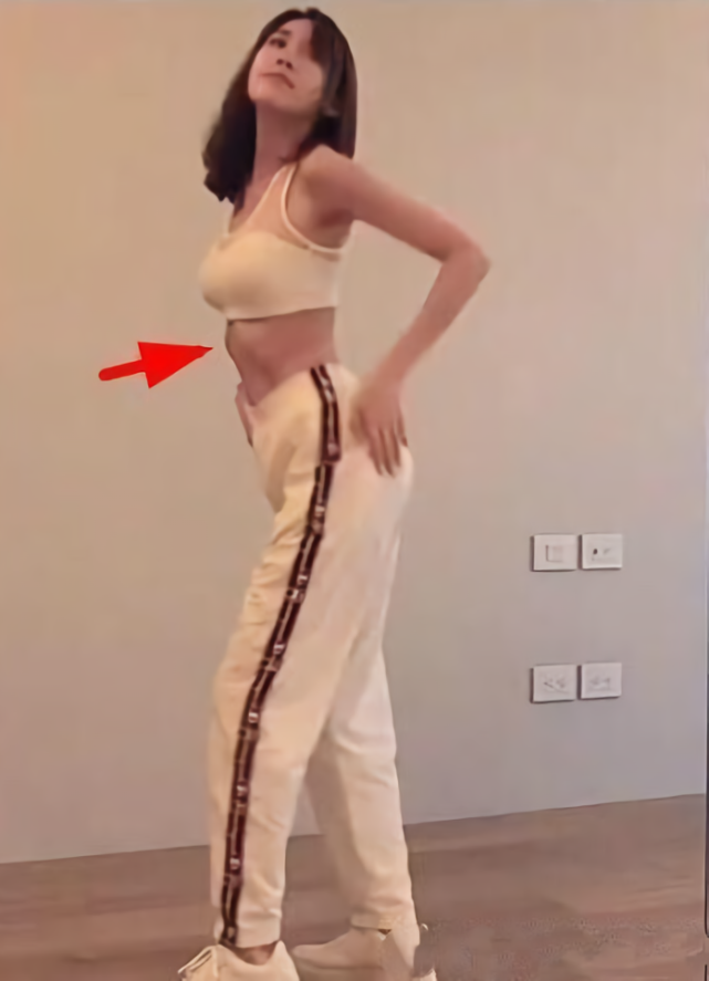 35岁林志颖老婆在家健身仅穿胸衣出镜瘦到严重的肋骨外翻