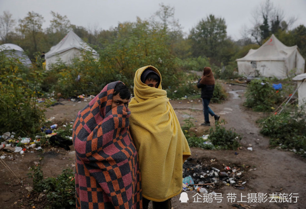 实拍波斯尼亚难民营在死亡边缘挣扎的人们缺乏食物和被褥