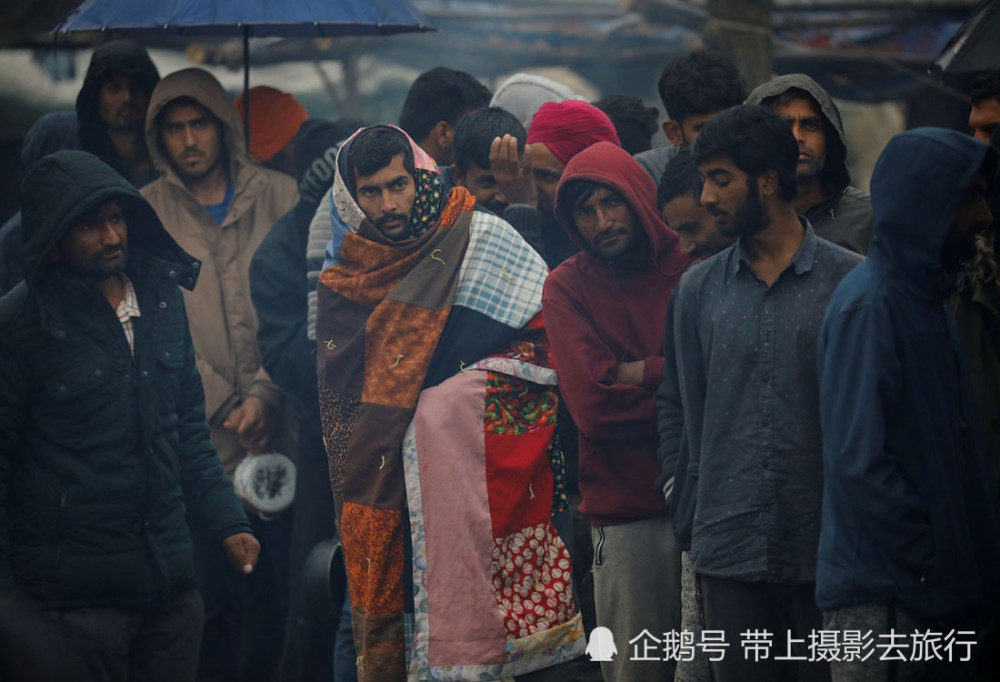 实拍波斯尼亚难民营在死亡边缘挣扎的人们缺乏食物和被褥