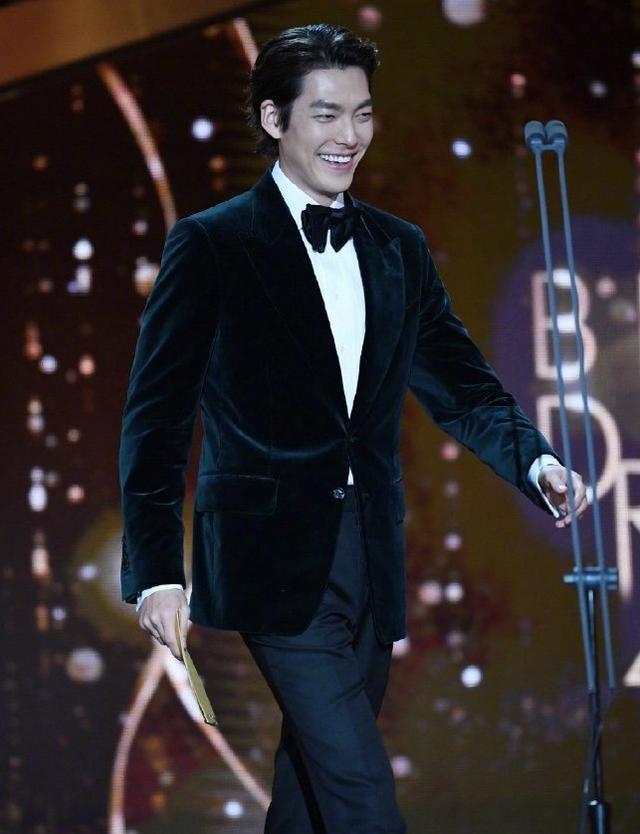 金宇彬抗癌成功亮相青龙奖,留大背头元气十足,网友:多亏了女友陪伴