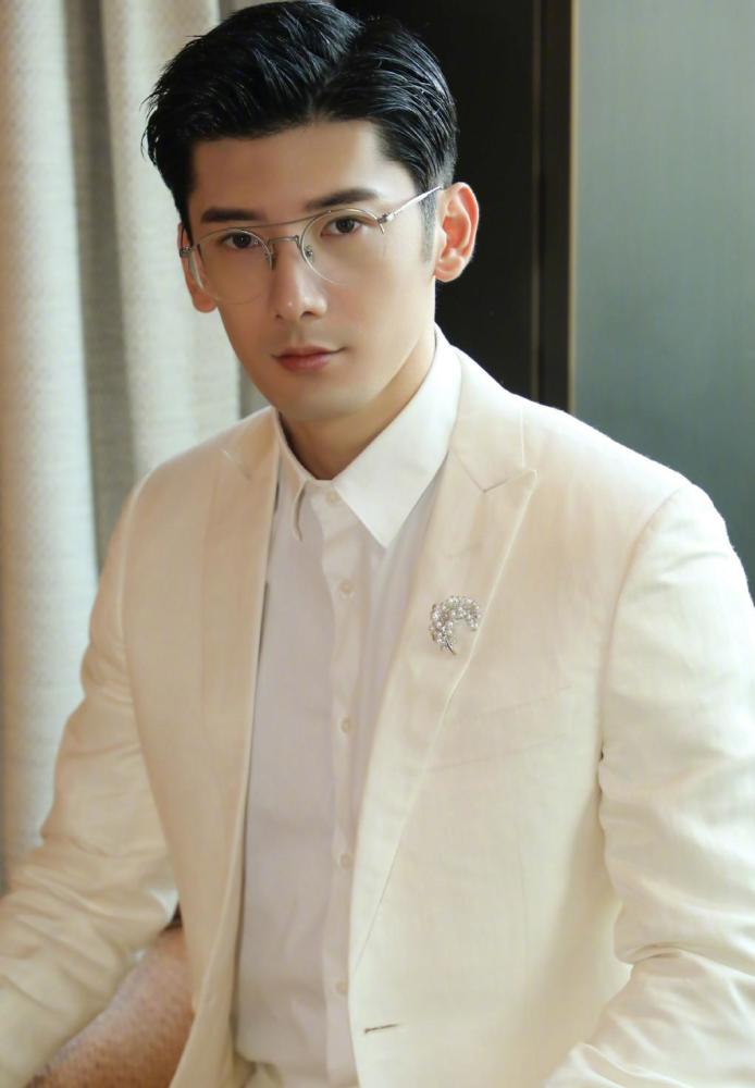 粉丝们本来对于刘芮麟7月时,被媒体拍到与女演员代斯一同回家的照片