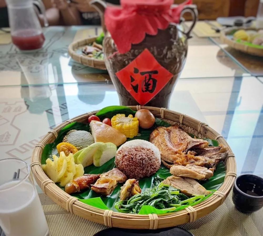 保亭的美食江湖 一半是簸箕餐 一半是山兰酒 腾讯新闻