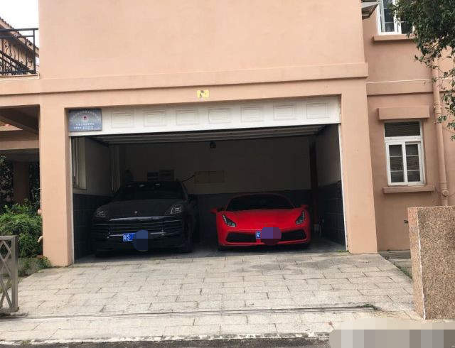 广东东莞某小区 每家车库停两辆豪车 宝马m4直接停路边 腾讯新闻