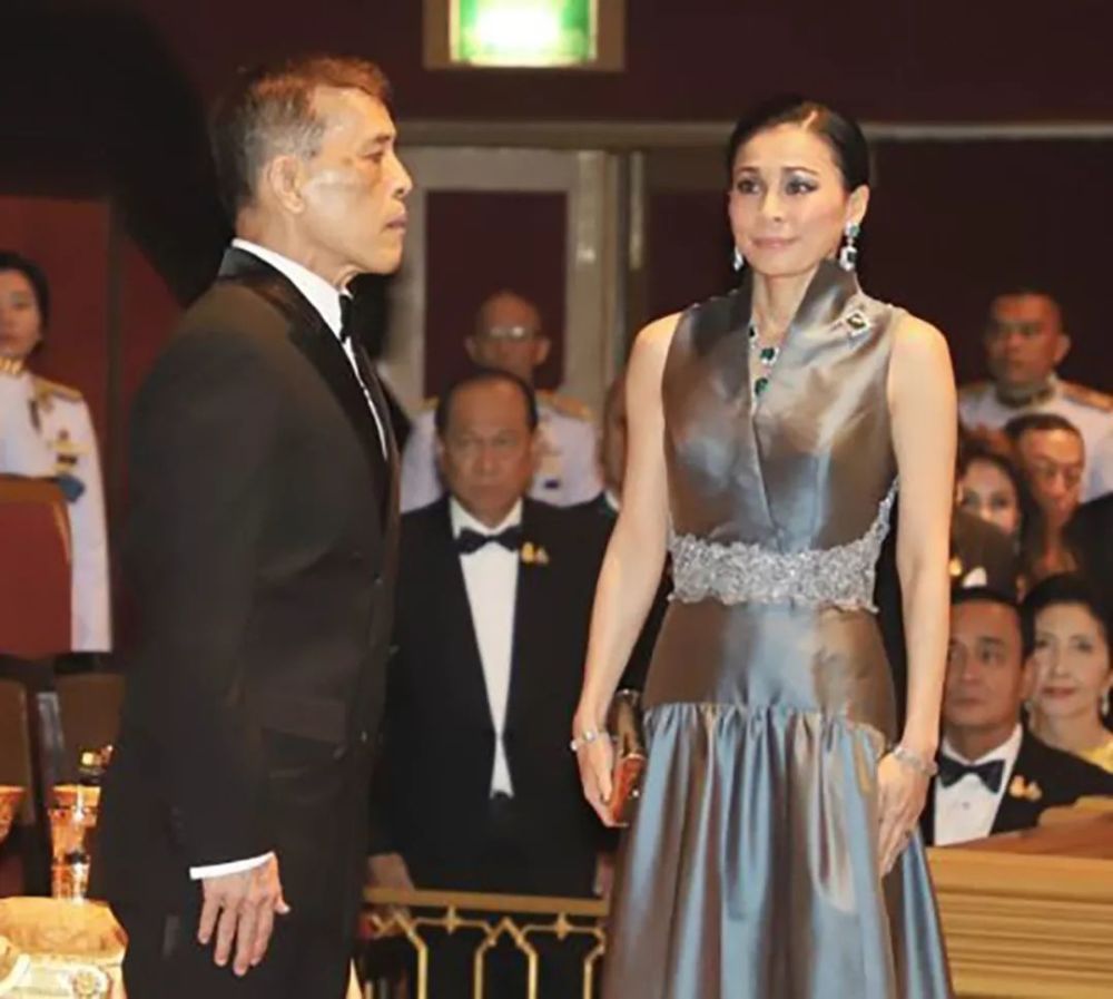 苏提达王后高调晒绿宝石首饰,竟来自婆婆赠送,难怪如今底气十足