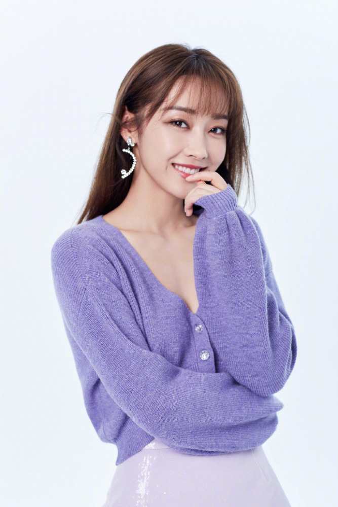 28岁宣璐奶茶妆容超减龄,短款毛衣搭配油光皮裙,简直太美艳了!