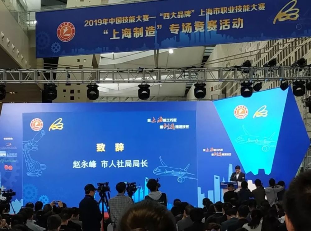 周老师,以及无人机基础课程中的四位优秀学员-郭钰麒,张昊宇,马思远