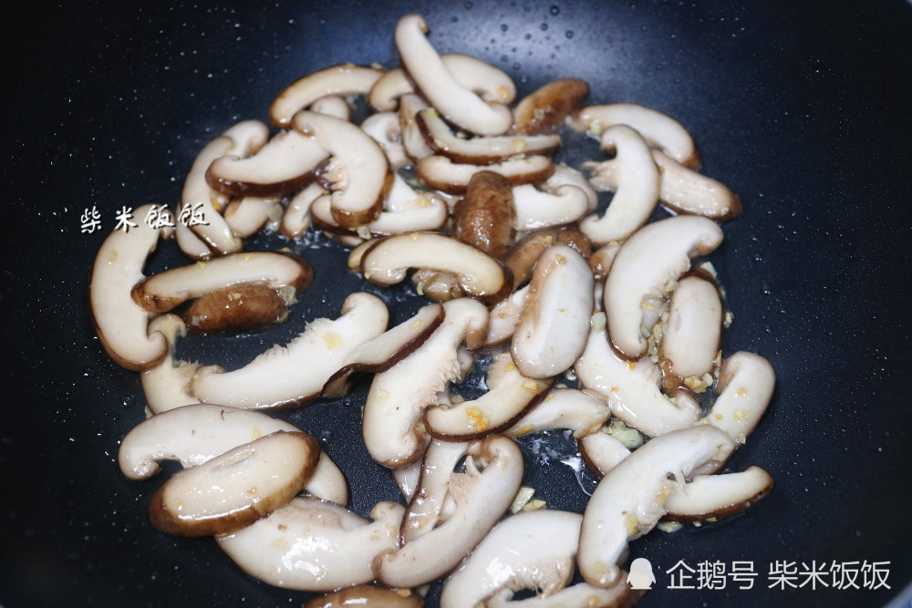 香菇別總炒肉了和這菜一起炒營養高熱量低好吃不長胖