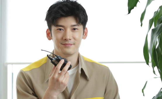 此外,刘芮麟还陆续给该女粉发送了不少s气十足的表情包,并且申明:其实