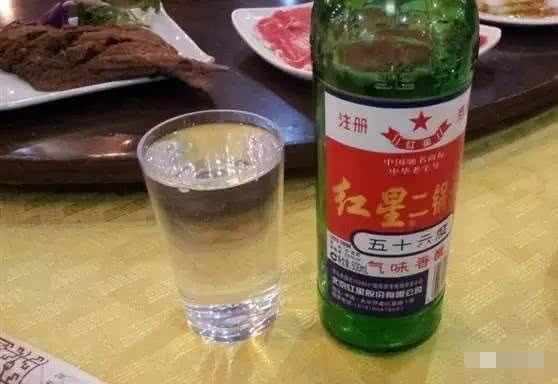 老外自称酒量很好,直到他喝了中国的二锅头,顿时倒下了