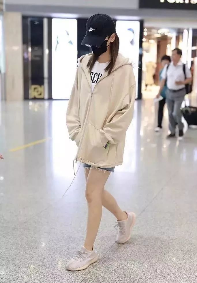 最近哪双yeezy火?看看国内女明星们的上脚就知道了!