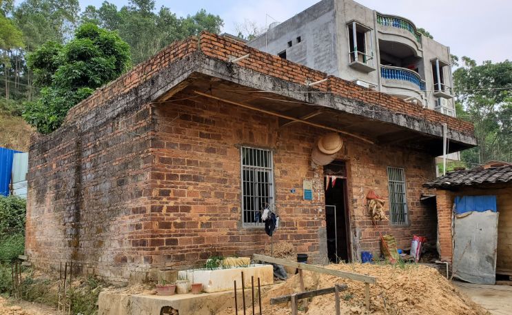 11月18日,坐落在一群四五层高的自建房中,小文家的单层砖房显得格外