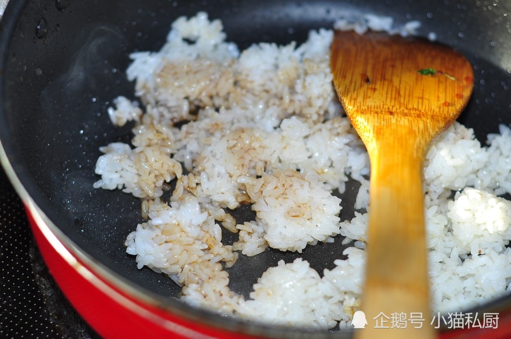 誰說隔夜米飯就必須扔掉,這樣做一下,節約又解饞