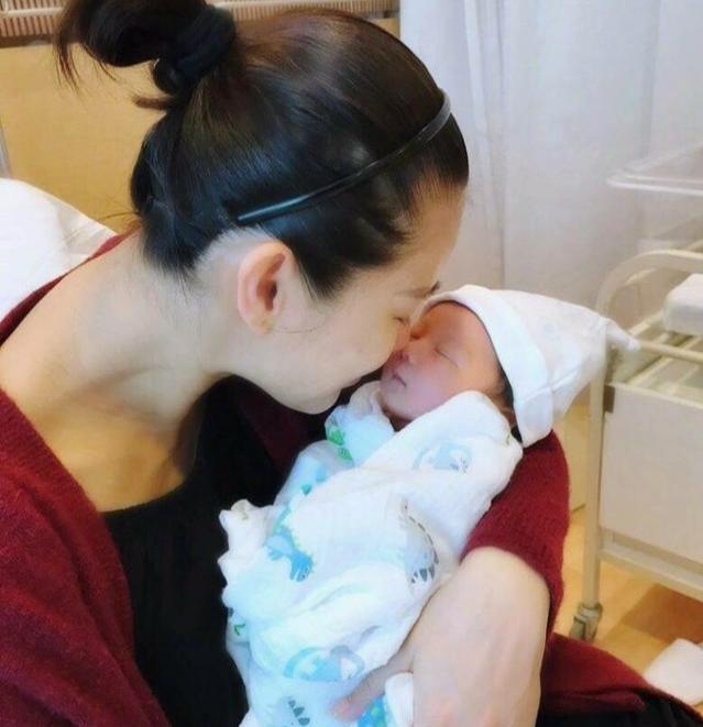 胡杏儿老公晒二胎萌照,单眼皮不如哥哥帅气,但也是米其林宝宝