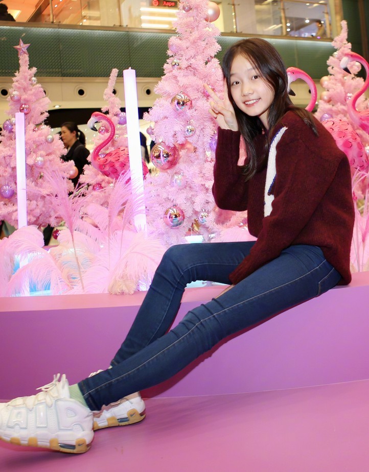 从图中能看到纪姿含的身材是很高挑的,12岁穿牛仔裤,秀出的腿型也十分