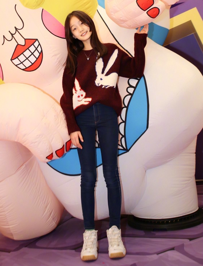 赵薇被禁止整容的"女儿",12岁穿牛仔裤,这腿长怕是有1米2