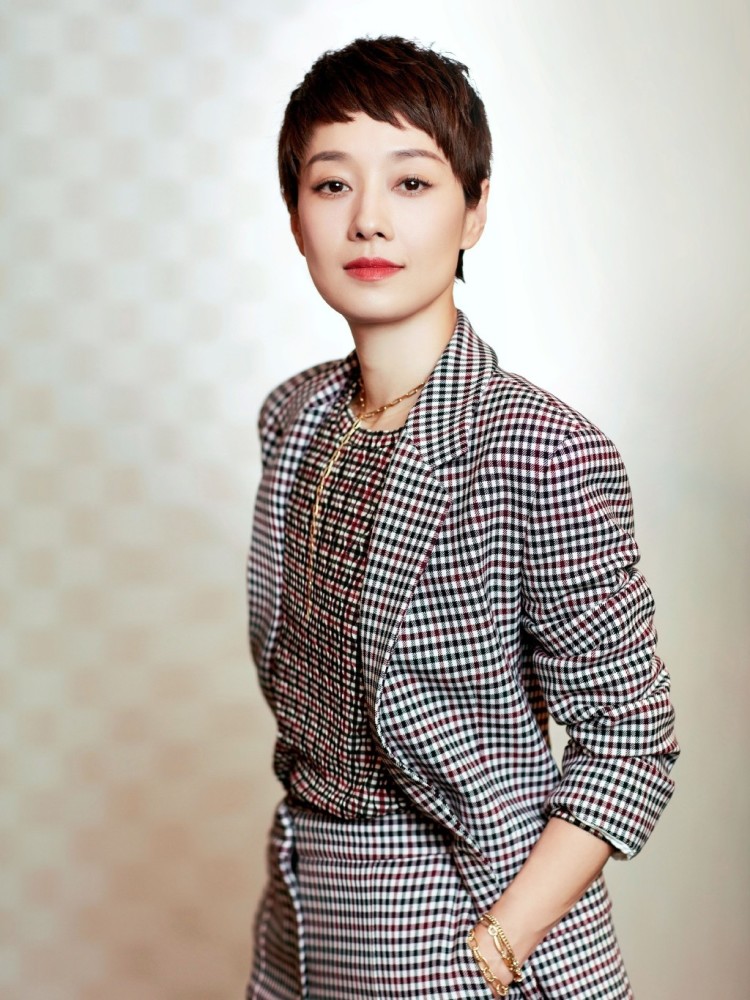 马伊琍单身后气场更强了,复古格纹西装配短发红唇,女强人范十足