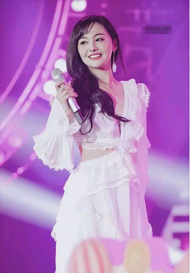 邓爽新照洛丽塔,魅惑气场强大